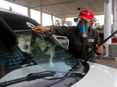 Regalan gasolina a personal médico en Querétaro