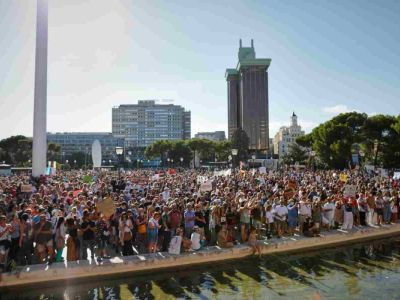 Miguel Bosé sale más listo: organiza marcha y no va